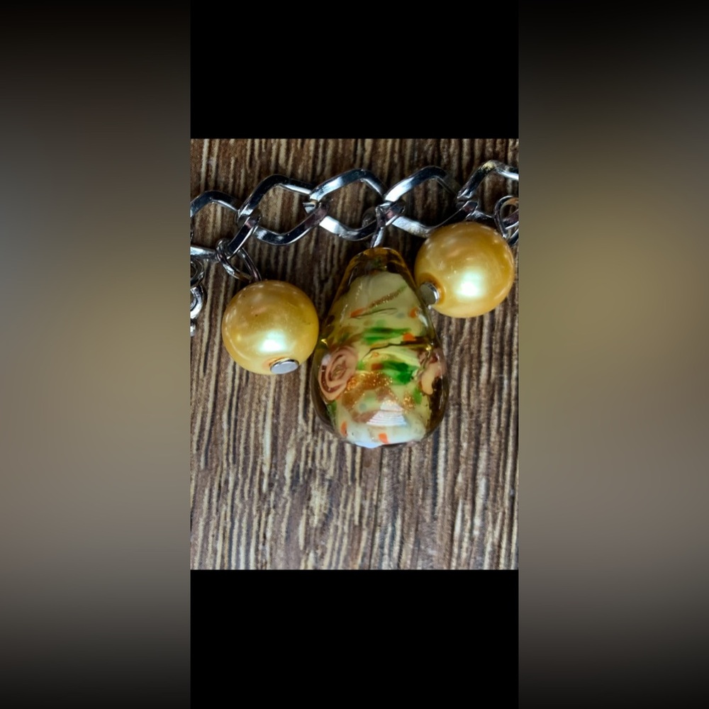 NWOT, Charm Bracelet, Unknown Artist, Glass Floral Beads w/ Keys and Faux Pearl - Picture 7 of 9